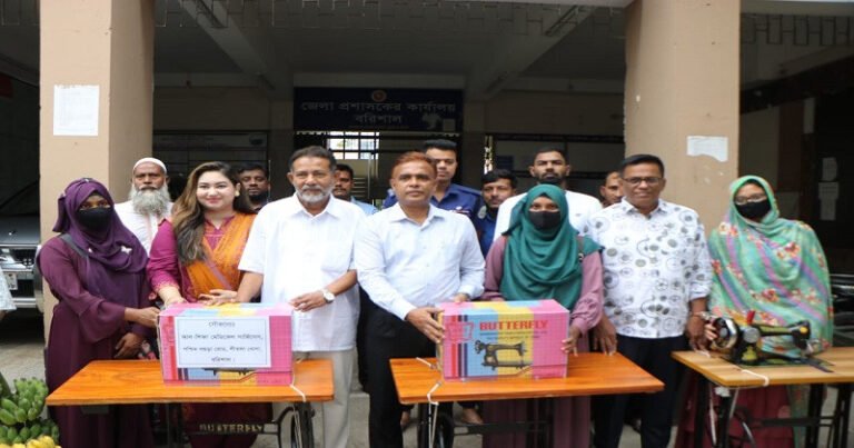 বরিশালে গণশুনানিতে ৬ অসচ্ছল পরিবারকে সহায়তা দিল জেলা প্রশাসন