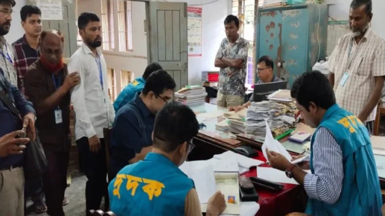 পিরোজপুরের ২ রেজিস্ট্রি অফিসে দুদকের অভিযান, জব্দ নগদ টাকা