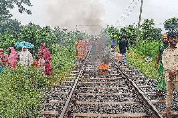 সাড়ে ১১ ঘণ্টা রেলপথ ও মহাসড়ক অবরোধের পর ভাঙ্গা মুক্ত