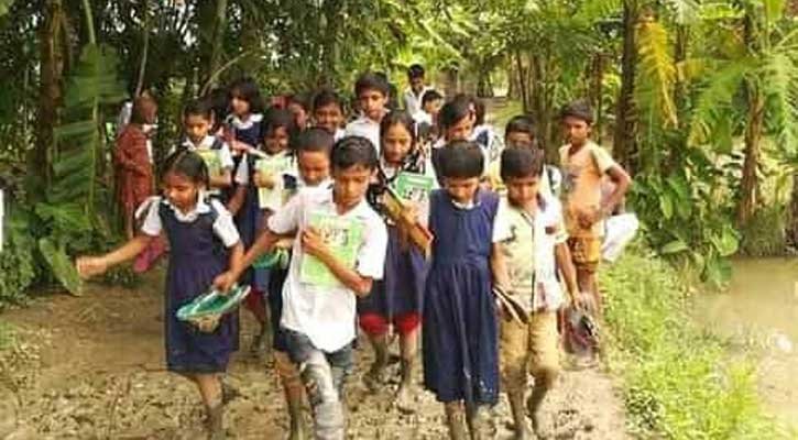 কাদায় হেঁটে স্কুল, ভোগান্তিতে বরগুনার ‘জেলখানা’ গ্রামের মানুষ