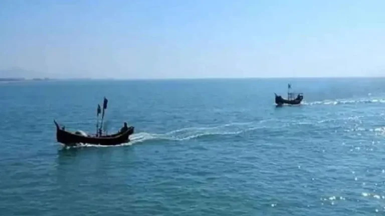 সেন্টমার্টিন উপকূলে ৫ ট্রলারসহ ৩০ জেলেকে ধরে নিয়ে গেল আরাকান আর্মি