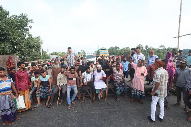 সীমানা পুনর্বিন্যাসের প্রতিবাদে ফরিদপুরে টানা দ্বিতীয় দিনের মতো মহাসড়ক অবরোধ