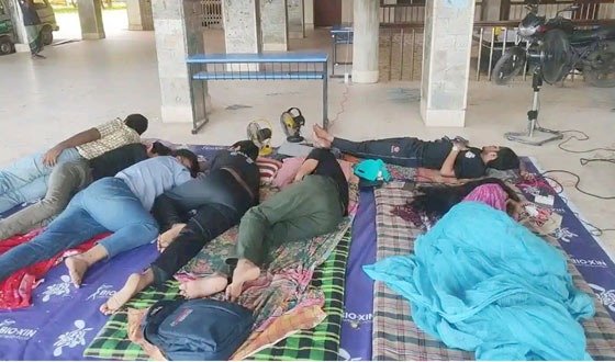 অনশনরত শিক্ষার্থীদের পাশে রাত কাটালেন ববি উপাচার্য