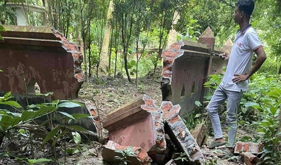 মুলাদীতে ককটেল বিস্ফোরণের অভিযোগে আ’লীগ নেতার কবরস্থানের দেয়াল ভাঙা
