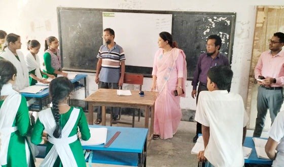 গৌরনদীতে আকস্মিক স্কুল পরিদর্শনে গিয়ে ক্লাস নিলেন ইউএনও