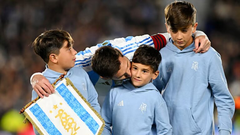 ‘বিদায়ের’ অশ্রুতে ভেসে গেল মনুমেন্তাল, বিশ্বকাপ নিয়েও অনিশ্চয়তা মেসির