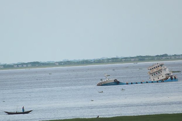 মেঘনা নদীতে সিরামিক জাহাজ ডুবে যাওয়ার আশঙ্কা