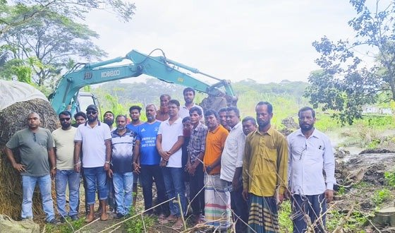 নদীগর্ভে বিলীন সড়ক পুনর্নির্মাণে বিএনপির মানবিক উদ্যোগ