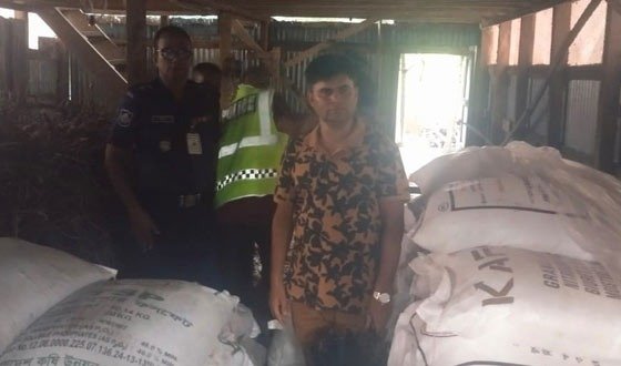 আমতলীতে নারী ইউপি সদস্যের ঘর থেকে ৬৪ বস্তা সার জব্দ