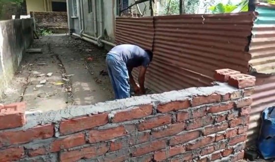 গৌরনদীতে ২০ পরিবারের চলাচলের পথে পাকা দেয়াল, এলাকায় উত্তেজনা