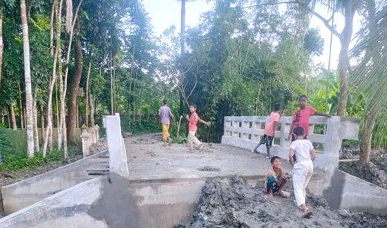 উদ্বোধনের আগেই ফাঁটল ৪০ লাখ টাকার কালভার্টে!