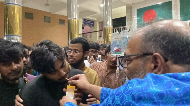 জুস পান করিয়ে শিক্ষার্থীদের অনশন ভাঙালেন ববি উপাচার্য