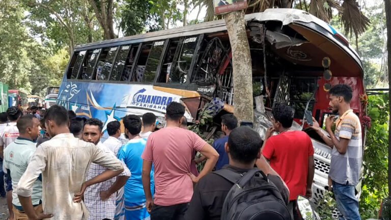 ঢাকা-বরিশাল মহাসড়কে দুই বাসের মুখোমুখি সংঘর্ষে আহত ১৫