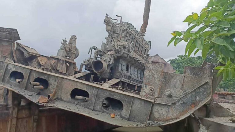 ৩৩ বছর পর তেঁতুলিয়া নদী থেকে উদ্ধার হলো ডুবে যাওয়া জাহাজ