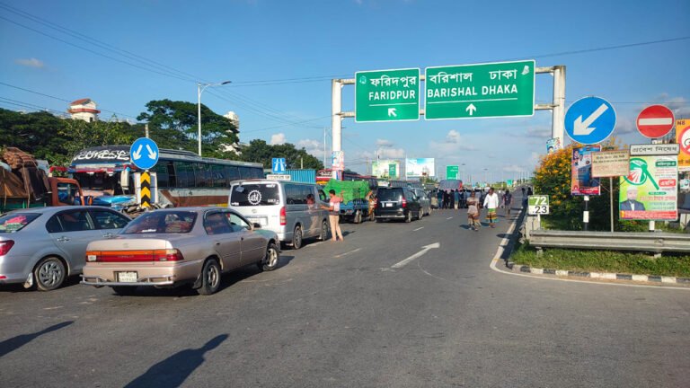 তিন ঘণ্টা অবরোধের পর স্বাভাবিক ঢাকা-বরিশাল ও খুলনা মহাসড়ক