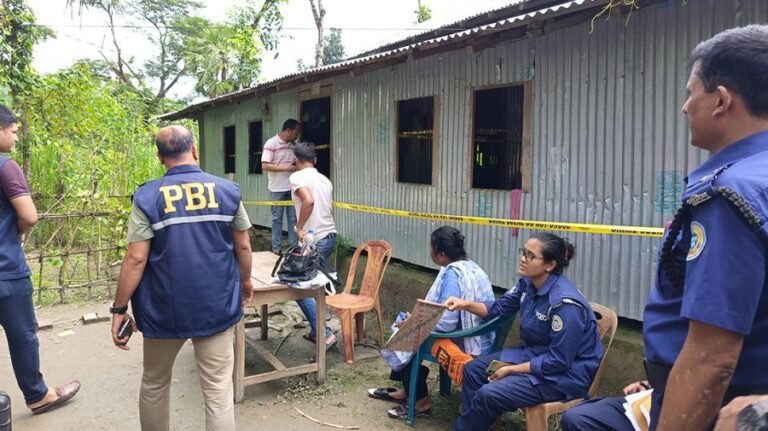 বরগুনায় রহস্যজনক মৃত্যু: ঘরে মিললো স্ত্রীর গলাকাটা লাশ, স্বামী ঝুলন্ত অবস্থায় উদ্ধার