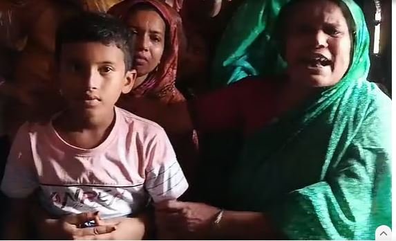 নাড়ীছেড়া ধনের লাশের অপেক্ষায় চেয়ে থাকতে থাকতে চোখ ঝাপসা অইয়া গেছে, তবু আসতেছে না’