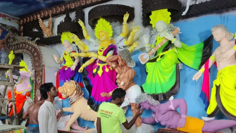 বরিশালে শারদীয় দুর্গাপূজা: তিন স্তরের নিরাপত্তা ব্যবস্থা, মণ্ডপে শেষ মুহূর্তের প্রস্তুতি