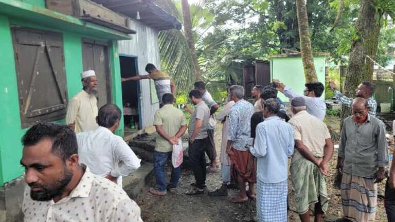 রাঙ্গাবালীতে ঘুষ ফেরতের দাবিতে ভূমি কর্মকর্তাকে অবরুদ্ধ