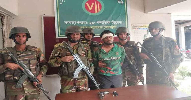 বরিশালের গৌরনদীতে ছিনতাইয়ের চেষ্টা, অস্ত্রসহ যুবক আটক