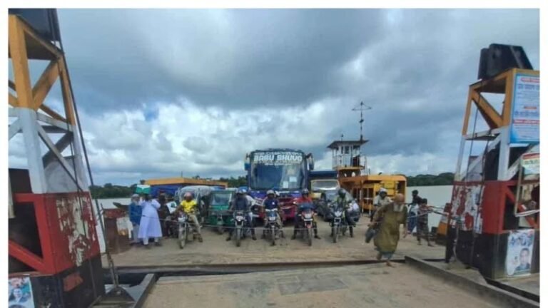 পটুয়াখালীর বগা ফেরিতে বকশিশের নামে অতিরিক্ত ভাড়া আদায়!