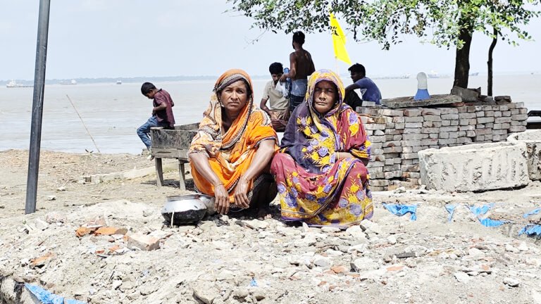ভোলার মাঝেরচরে মেঘনার তীব্র ভাঙন: ঘর-বাড়ি ও বিদ্যালয় নদীতে বিলীন