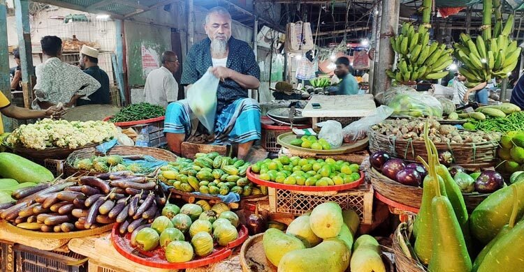 বরিশালে বৃষ্টিতে ক্রেতা কম, সবজির দাম কমলেও বাজারে জমজমাট নেই