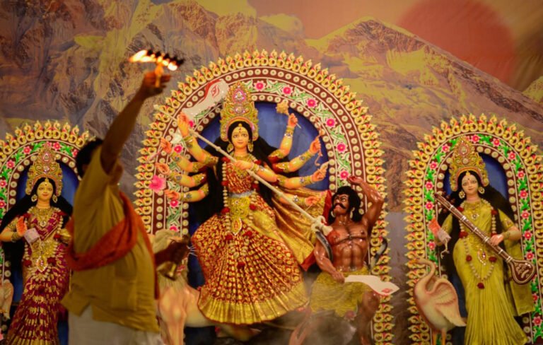 বরিশালে দেবী দুর্গাকে বরণে প্রস্তুত, ৬৪০ মণ্ডপে শেষ মুহূর্তের প্রস্তুতি