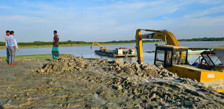 কলাপাড়ায় মাটি কাটায় ব্যবসায়ীকে জরিমানা