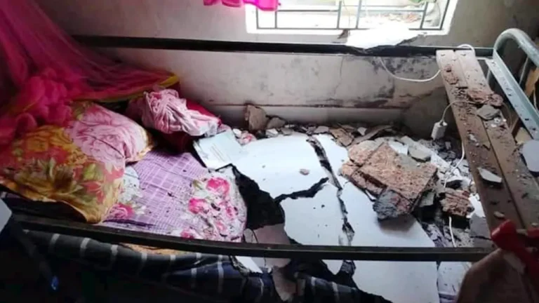 নার্সিং কলেজের হোস্টেলে পলেস্তারা খসে ছাত্রী আহত, বিক্ষোভে শিক্ষার্থীরা