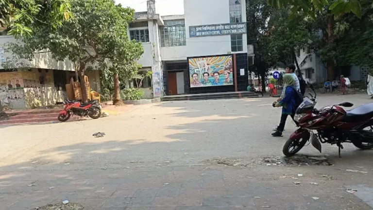 ঢাবি ক্যাম্পাসে ৩৪ ঘণ্টা প্রবেশ সীমিত, শুধুমাত্র বৈধ পরিচয়ধারীরা প্রবেশ করতে পারবেন