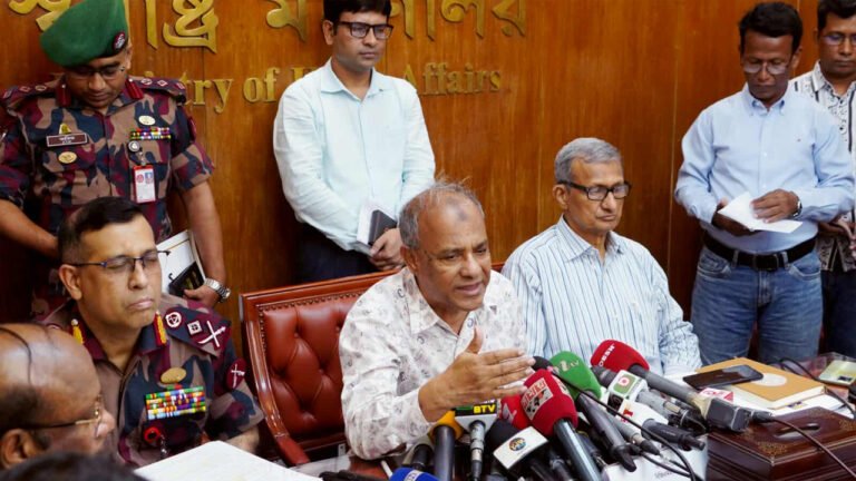 রাস্তা অবরোধকারীদের ছাড় নয়: স্বরাষ্ট্র উপদেষ্টা