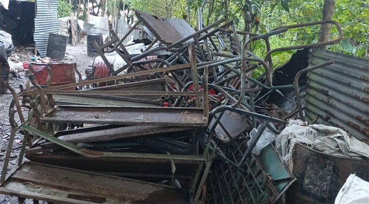 পিরোজপুরে বিদ্যালয়ের শতাধিক বেঞ্চ বিক্রির অভিযোগ, তদন্তে নামছে প্রশাসন