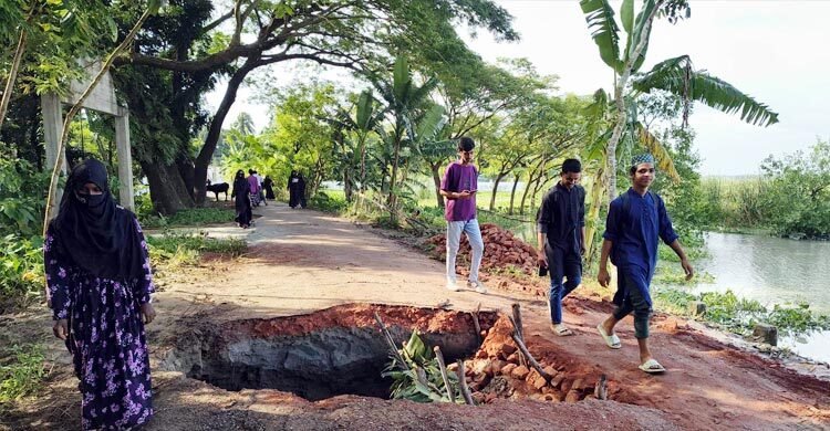 বরিশালের খেয়াঘাট-ইটখোলা সড়ক মরণফাঁদ, শিক্ষার্থী ও পথচারীর জীবনের ঝুঁকি