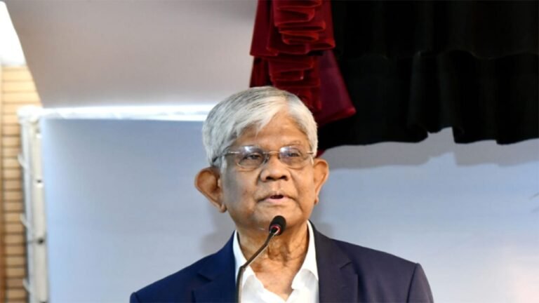 কর আইনজীবীদের প্রতি অর্থ উপদেষ্টার অনুরোধ: হয়রানি নয়, স্বচ্ছ সেবা