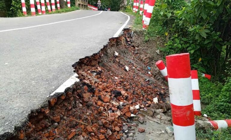 বাউফলে কোটি টাকার সড়ক নির্মাণের চার মাসেই ভাঙন
