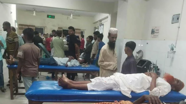 বরগুনায় সড়ক দুর্ঘটনায় কনে পক্ষের যাত্রীসহ ১৫ জন আহত