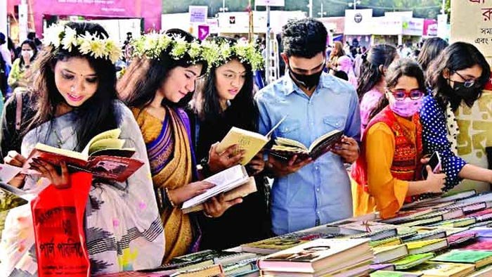 একুশে বইমেলা এবারের সময়ের আগেই আয়োজনের প্রাথমিক সিদ্ধান্ত