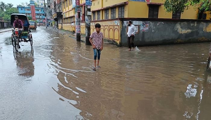 বরিশালে টানা বৃষ্টিতে নগরীর বিভিন্ন এলাকায় জলাবদ্ধতা