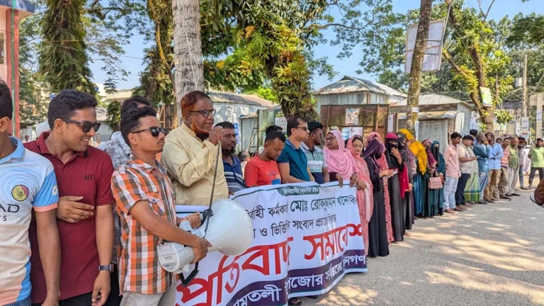 আমতলীতে ইউএনও’র বিরুদ্ধে অপপ্রচারে রাজনৈতিক দলের মানববন্ধন