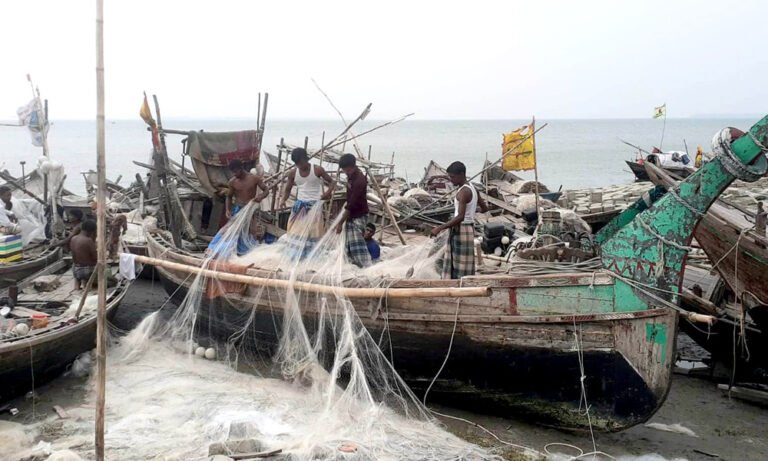 ভোলার নদীতে ফের জেলেদের সরব উপস্থিতি, প্রস্তুত তিন লাখ মৎস্যজীবী