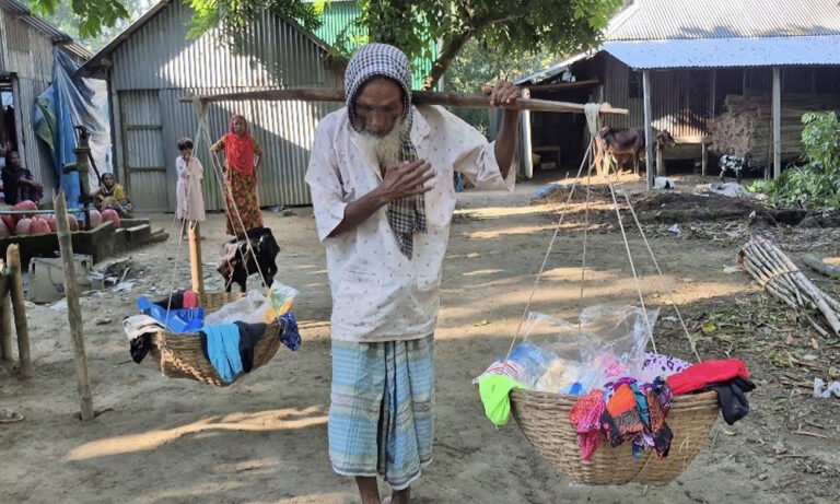 “৮৮ বছরের রইস উদ্দিনের জীবনযুদ্ধ: গ্রামে ফেরিওয়ালার ব্যথা ও সংগ্রাম”