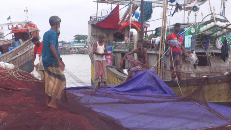 ইলিশ নিষেধাজ্ঞায় মানবেতর জীবনযাপন: বরাদ্দ আসেনি অনেকের হাতে