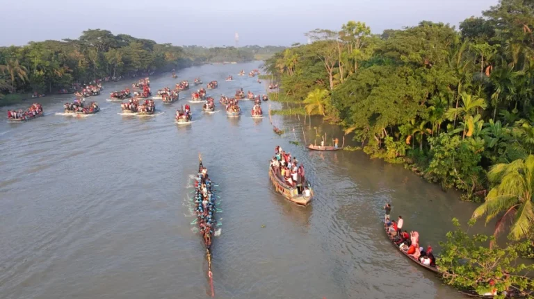 নাজিরপুরে শ্যামাপূজায় কালিগঙ্গা নদীতে ঐতিহ্যবাহী নৌকাবাইচ