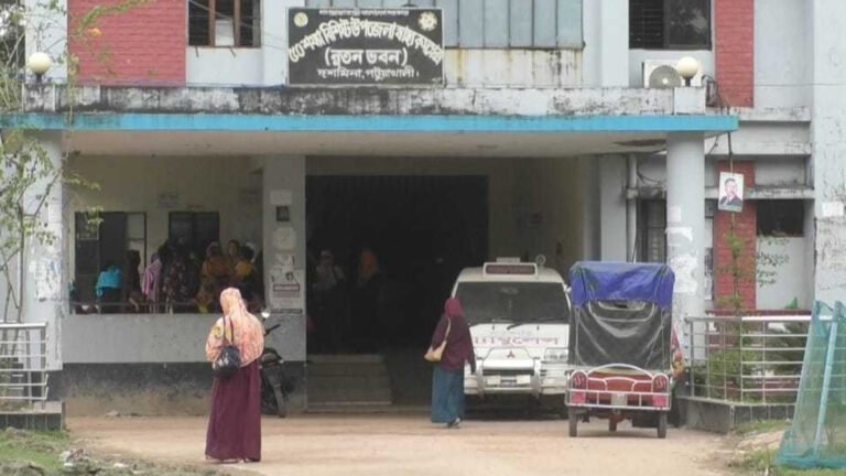 দশমিনার হাসপাতালে তিন চিকিৎসকে ভরসা দুই লাখ মানুষের