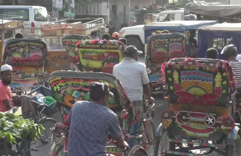অবৈধ ব্যাটারিচালিত রিকশার দখলে বরিশাল নগরী
