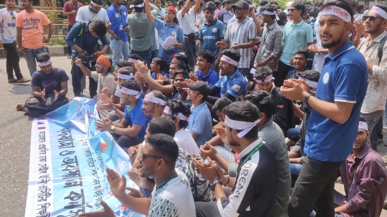ঢাকায় সাত কলেজের শিক্ষার্থীদের বিক্ষোভ, ‘ঢাকা সেন্ট্রাল ইউনিভার্সিটি আইন’ বাস্তবায়নের দাবি
