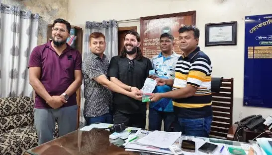 পুলিশের তৎপরতায় হারানো পাসপোর্ট-ভিসা ফিরে পেলেন কানাডিয়ান নাগরিক