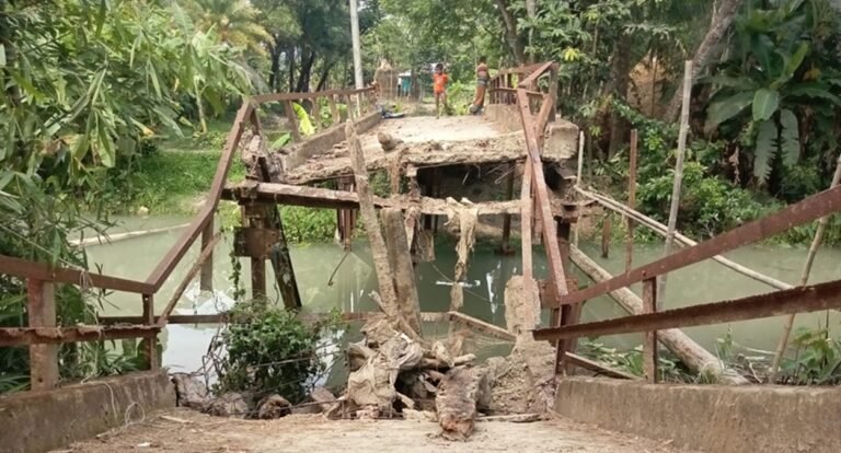 বরগুনায় ভারী বৃষ্টিতে ধসে পড়ল লোহার সেতু, যোগাযোগ ব্যাহত