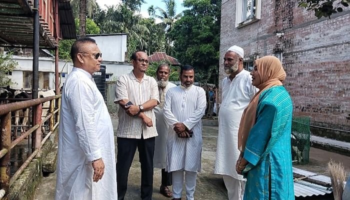 উদ্যোক্তা রুনার খামার পরিদর্শনে বিএনপি নেতা জিয়াউদ্দিন হায়দার